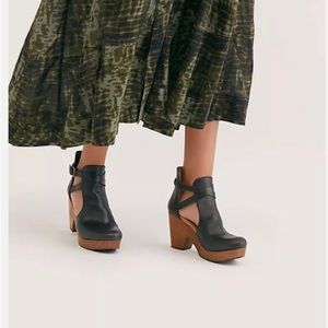 Free People Cedar Clogs - never worn